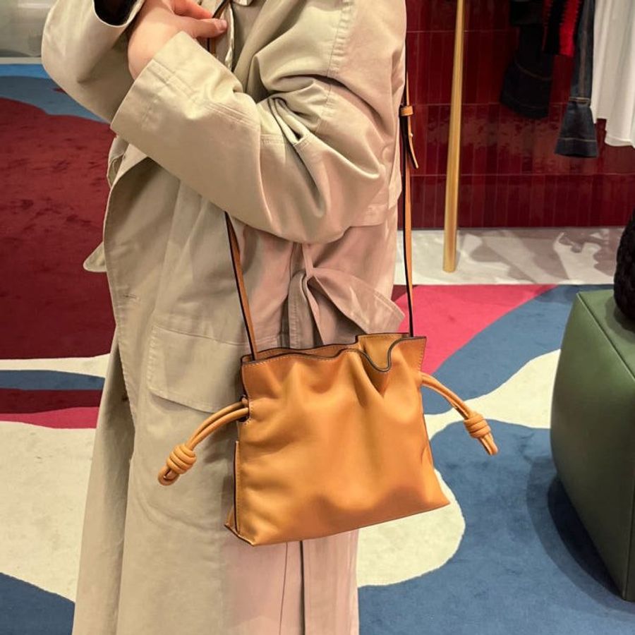 ✨2026季度全新✨Loewe 納帕小牛皮迷你 Flamenco 包 暖沙色/新款肩帶可拆卸-10