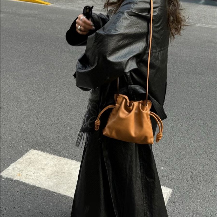 ✨2026季度全新✨Loewe 納帕小牛皮迷你 Flamenco 包 暖沙色/新款肩帶可拆卸-11