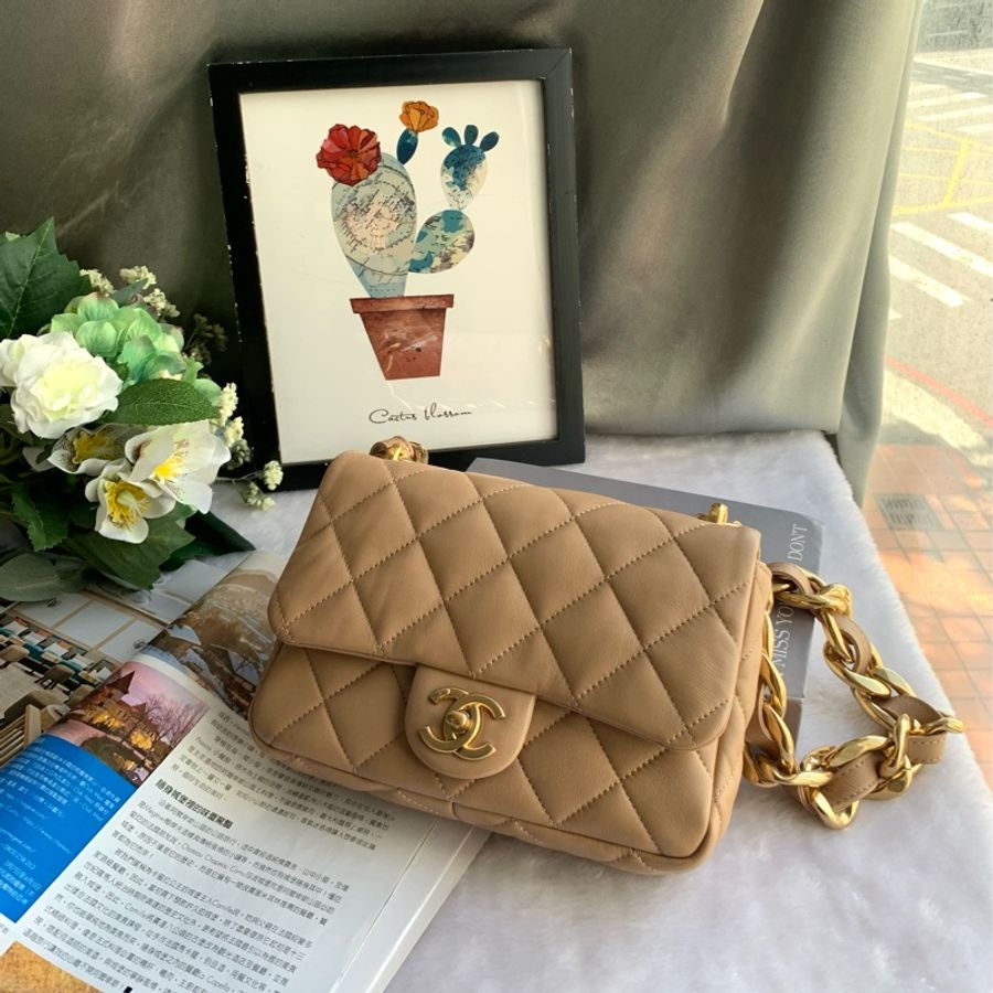 Chanel 金色CC Logo 粗鍊小羊皮口蓋肩背包(奶茶色)-0