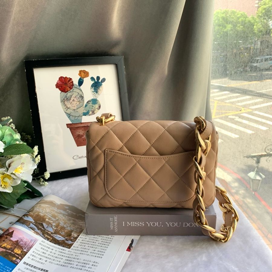 Chanel 金色CC Logo 粗鍊小羊皮口蓋肩背包(奶茶色)-4