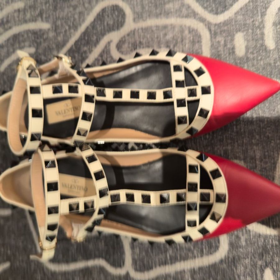 VALENTINO 鉚釘平底鞋 紅色皮革配黑鉚釘-2