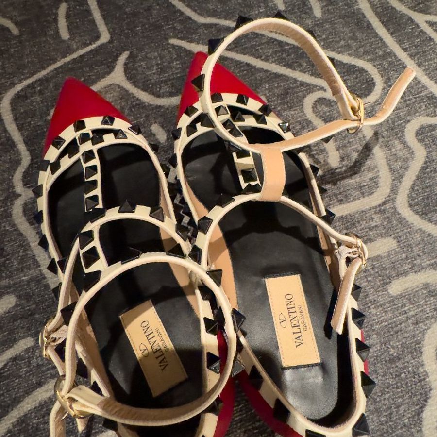 VALENTINO 鉚釘平底鞋 紅色皮革配黑鉚釘-8
