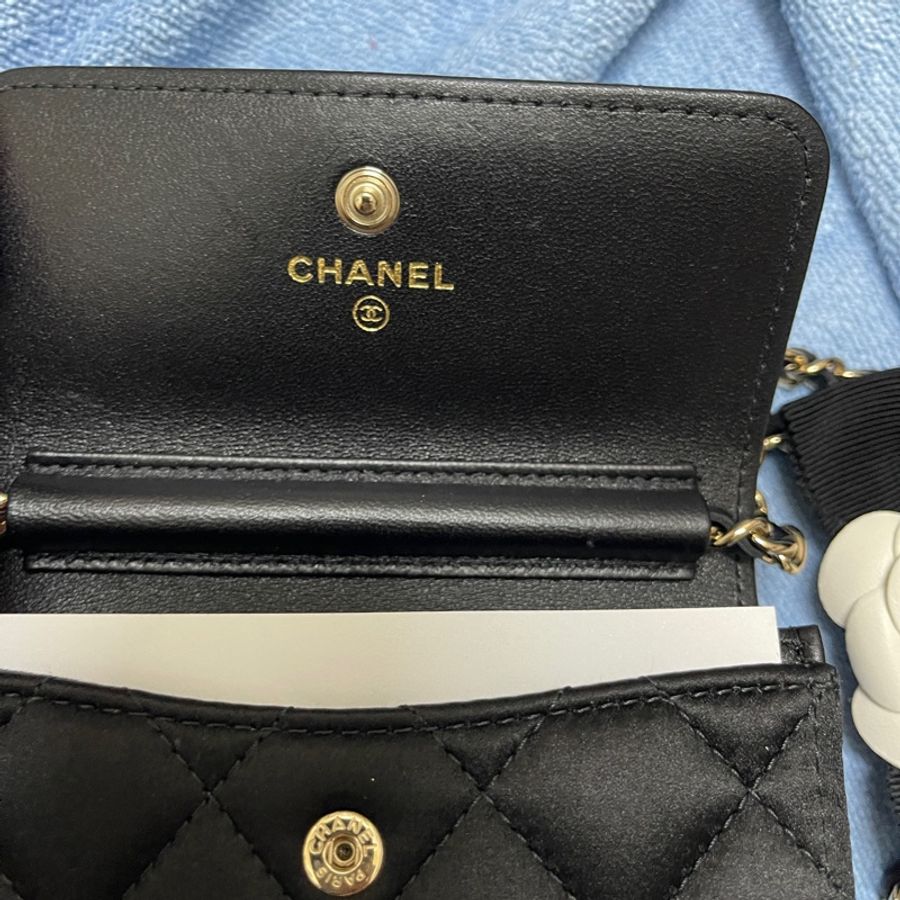 香奈兒 chanel 23K 經典雙C LOGO 菱格紋 山茶花緞面布淡金鍊條斜背零錢包-2