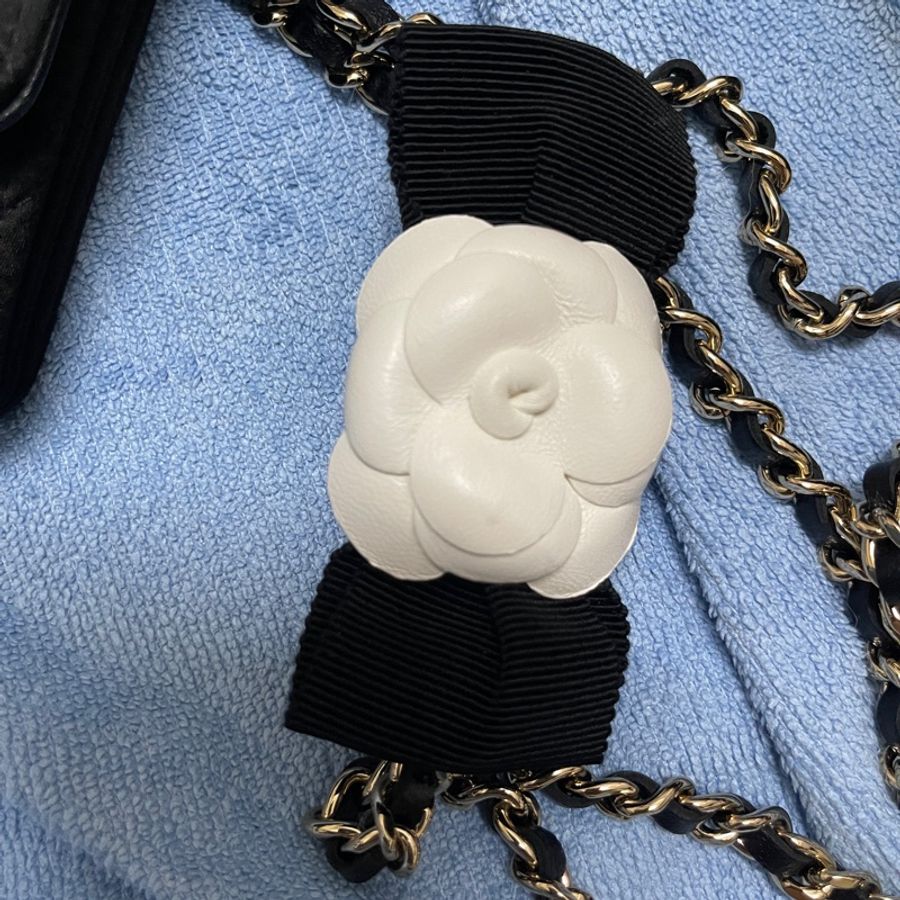 香奈兒 chanel 23K 經典雙C LOGO 菱格紋 山茶花緞面布淡金鍊條斜背零錢包-3