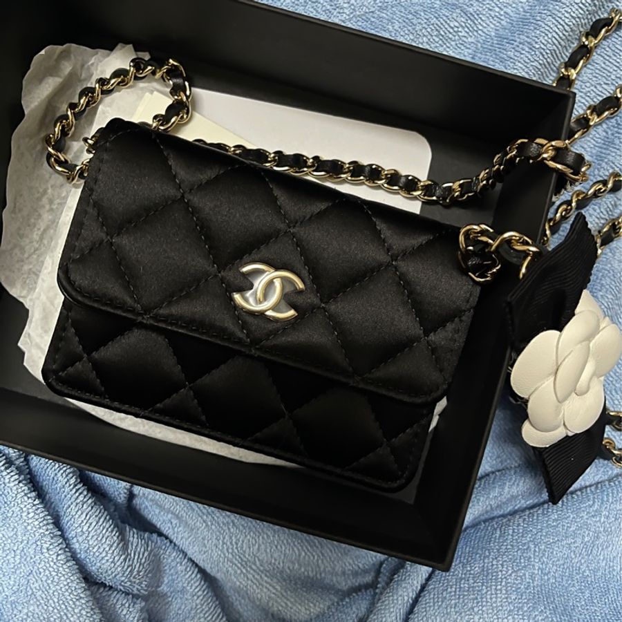 香奈兒 chanel 23K 經典雙C LOGO 菱格紋 山茶花緞面布淡金鍊條斜背零錢包-5