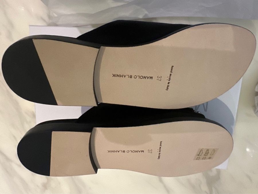 Manolo BLAHNIK女鞋全新購於櫃位有購證全配size37黑色全鑽日本限定版Manolo BLAHNIK 黑色全鑽涼鞋-1