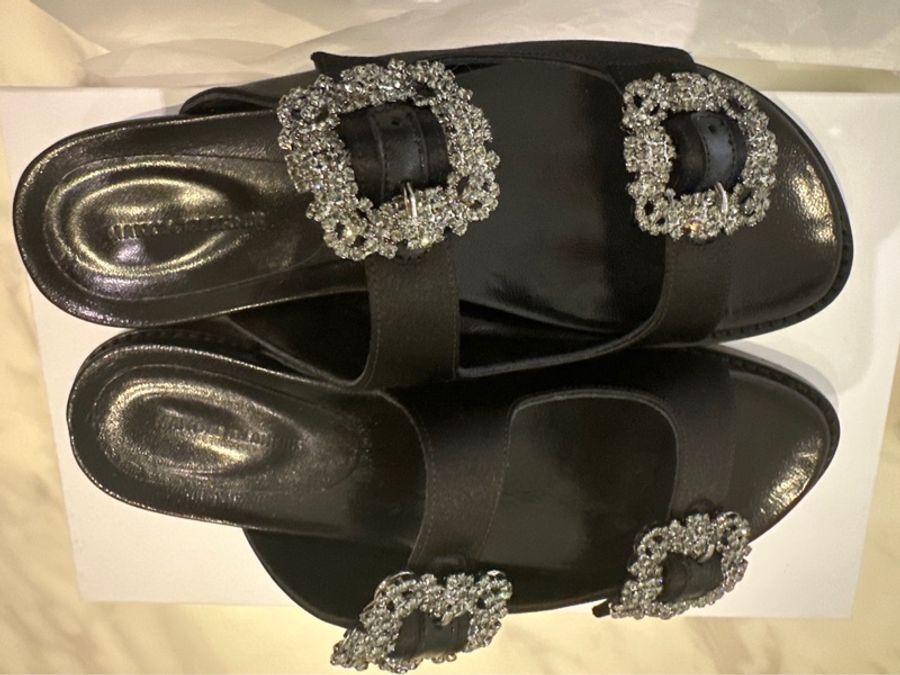Manolo BLAHNIK女鞋全新購於櫃位有購證全配size37黑色全鑽日本限定版Manolo BLAHNIK 黑色全鑽涼鞋-2