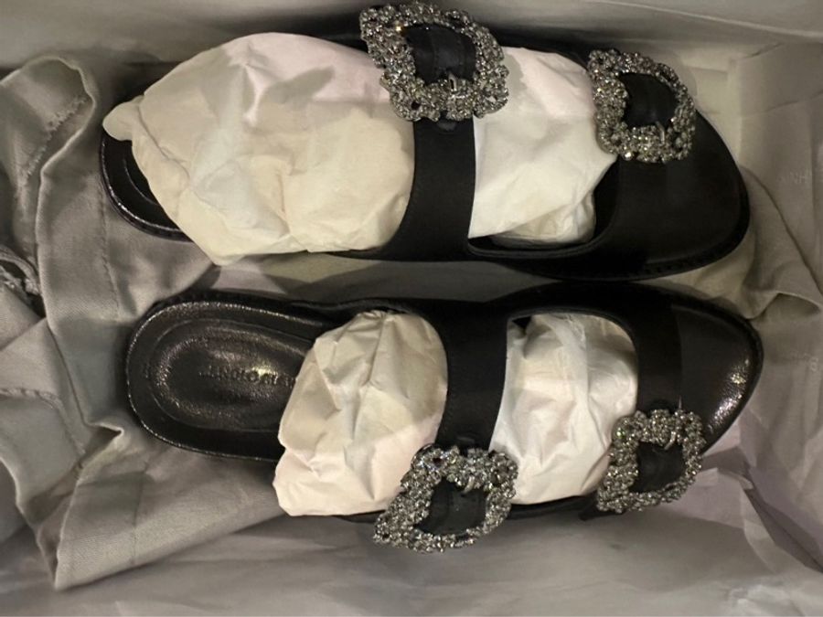 Manolo BLAHNIK女鞋全新購於櫃位有購證全配size37黑色全鑽日本限定版Manolo BLAHNIK 黑色全鑽涼鞋-3