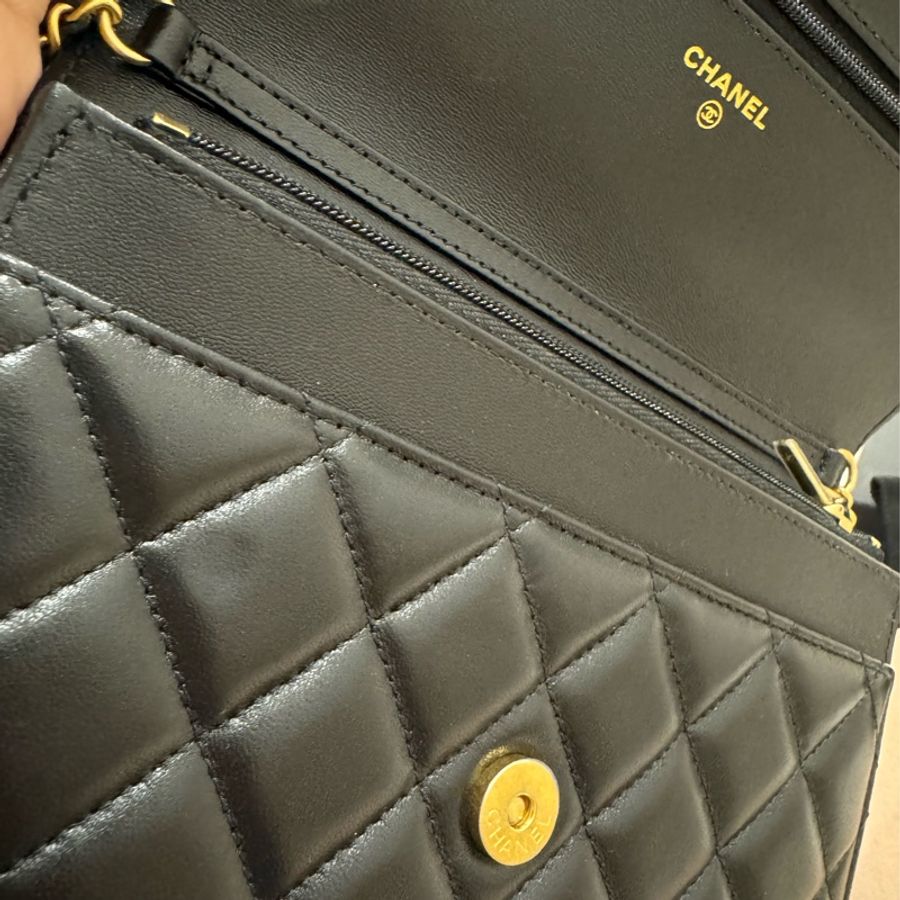 Chanel 季節款愛心鍅瑯WOC (小羊皮金扣)-4