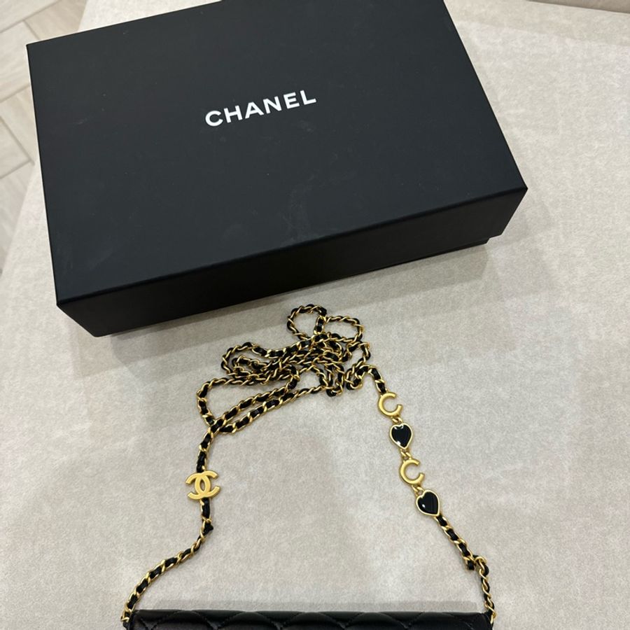 Chanel 季節款愛心鍅瑯WOC (小羊皮金扣)-12