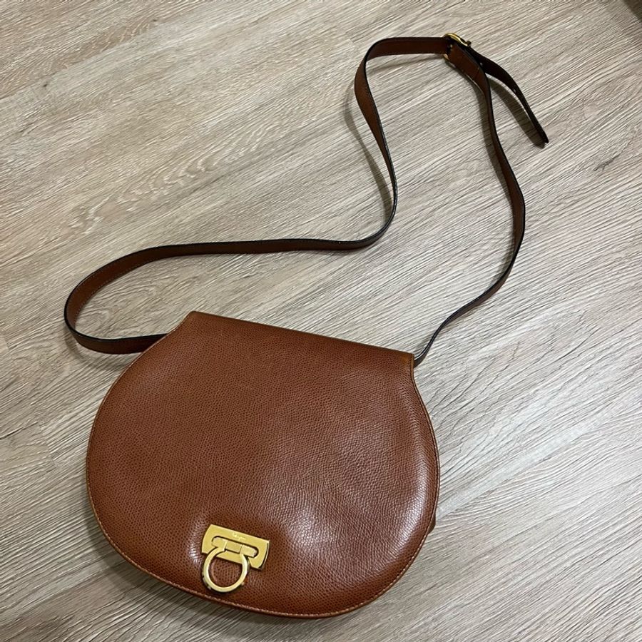 瑞奇二手精品 Salvatore ferragamo 焦糖色 半餅側背包 美品25cm-0
