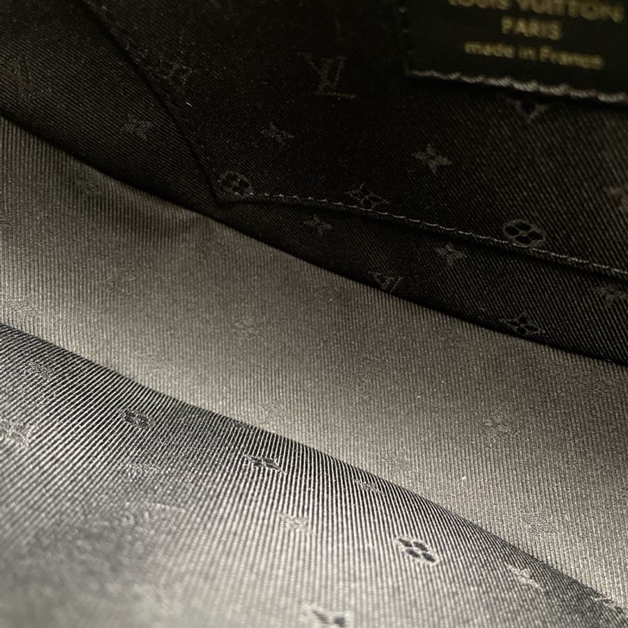 LV黑牛皮大LOGO車線半月包 二用包-8