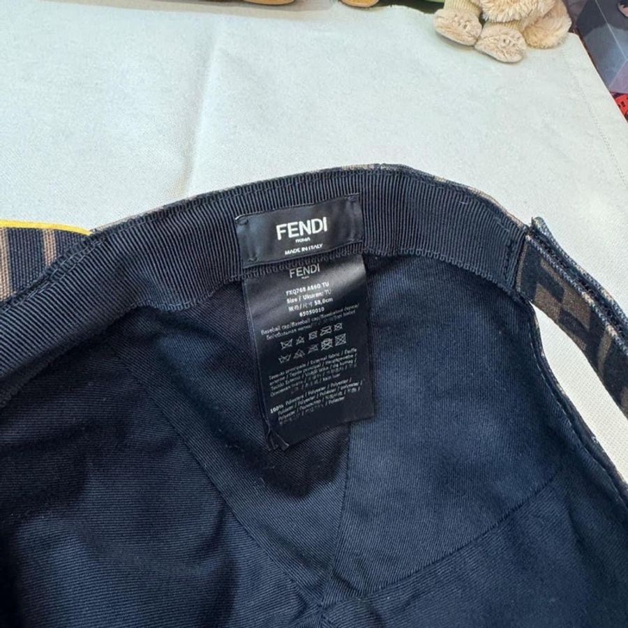 FENDI 咖啡色 老花 鴨舌帽綠紅綠 棒球帽 明星款 少戴九成新 割愛9800🤎🤎🤎🤎 尺寸58-6