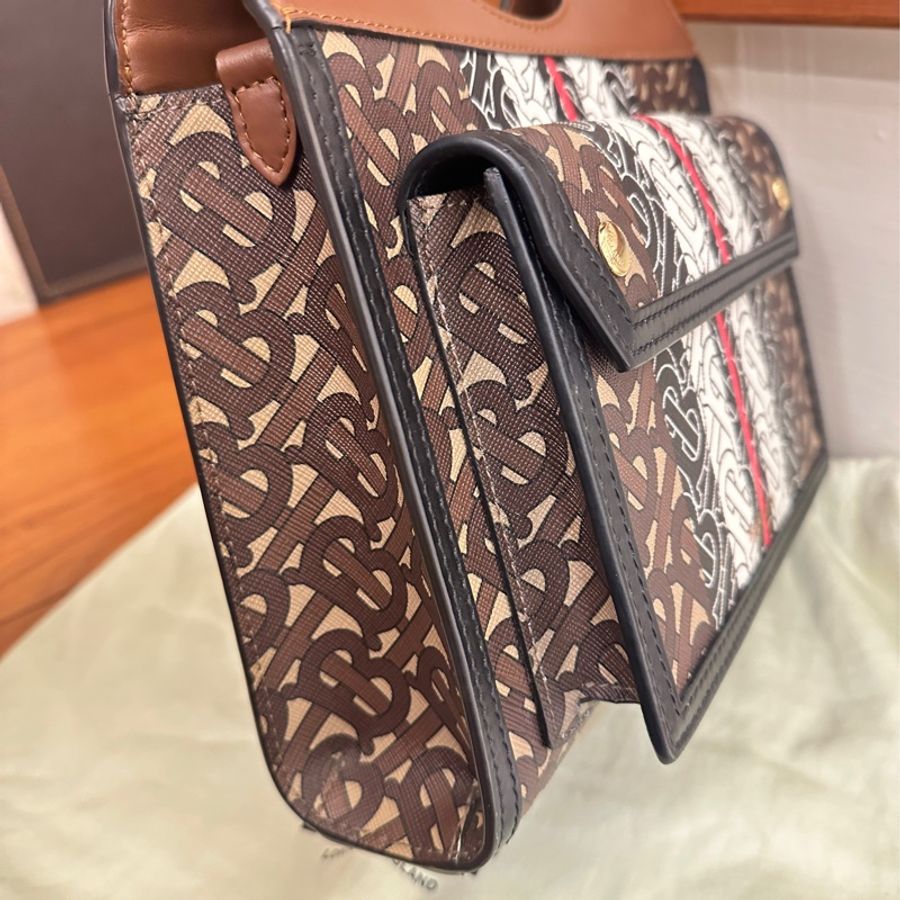 BURBERRY 咖滿版TB手提兩用包-23