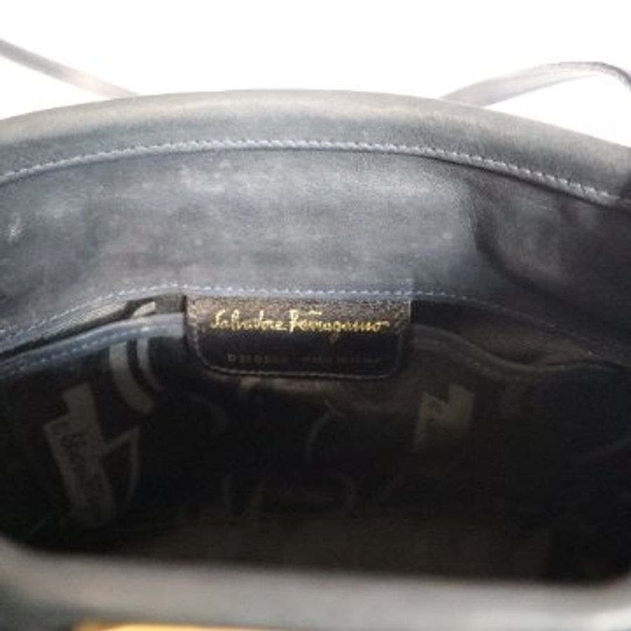 新品上架 現貨 🔥💖 ✨Salvatore Ferragamo VARA CLUTCH BAG Salvatore Ferragamo 經典款海軍藍斜肩包-8
