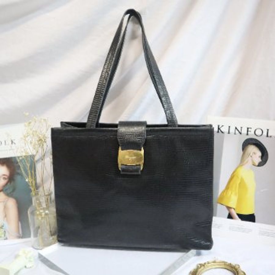 新品上架 現貨 🔥💖 ✨Salvatore Ferragamo 經典款黑色金扣單肩包  Ferragamo 手袋-1