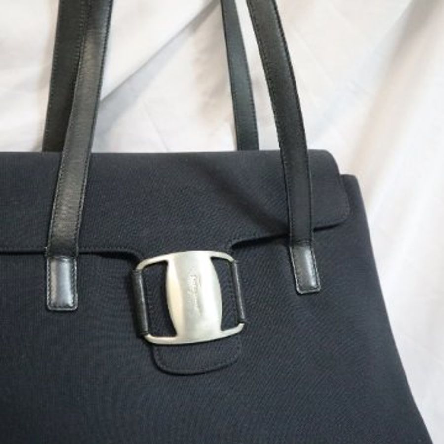 新品上架 現貨 🔥💖 ✨Salvatore Ferragamo 經典款黑色銀扣單肩包 Ferragamo Bag-2