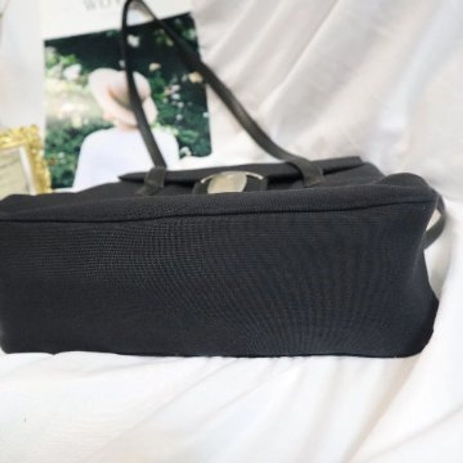 新品上架 現貨 🔥💖 ✨Salvatore Ferragamo 經典款黑色銀扣單肩包 Ferragamo Bag-12