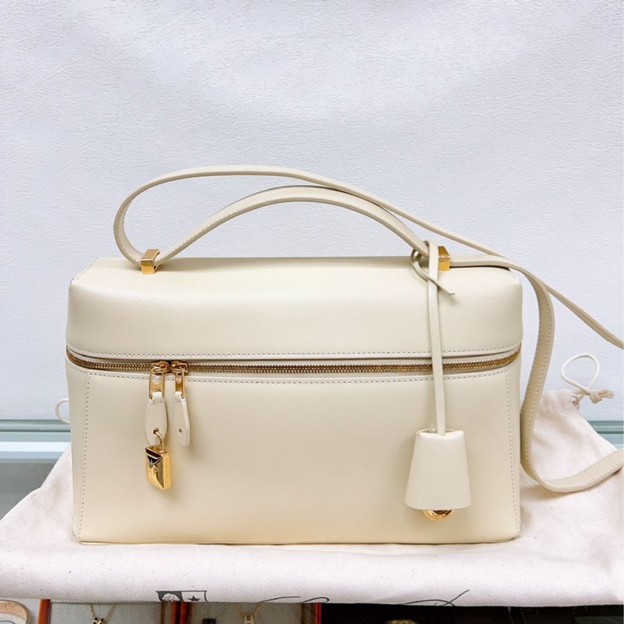 (已出❌) 近新✨Loro piana extra bag L27 奶白色金釦 化妝包 單肩腋下包-0