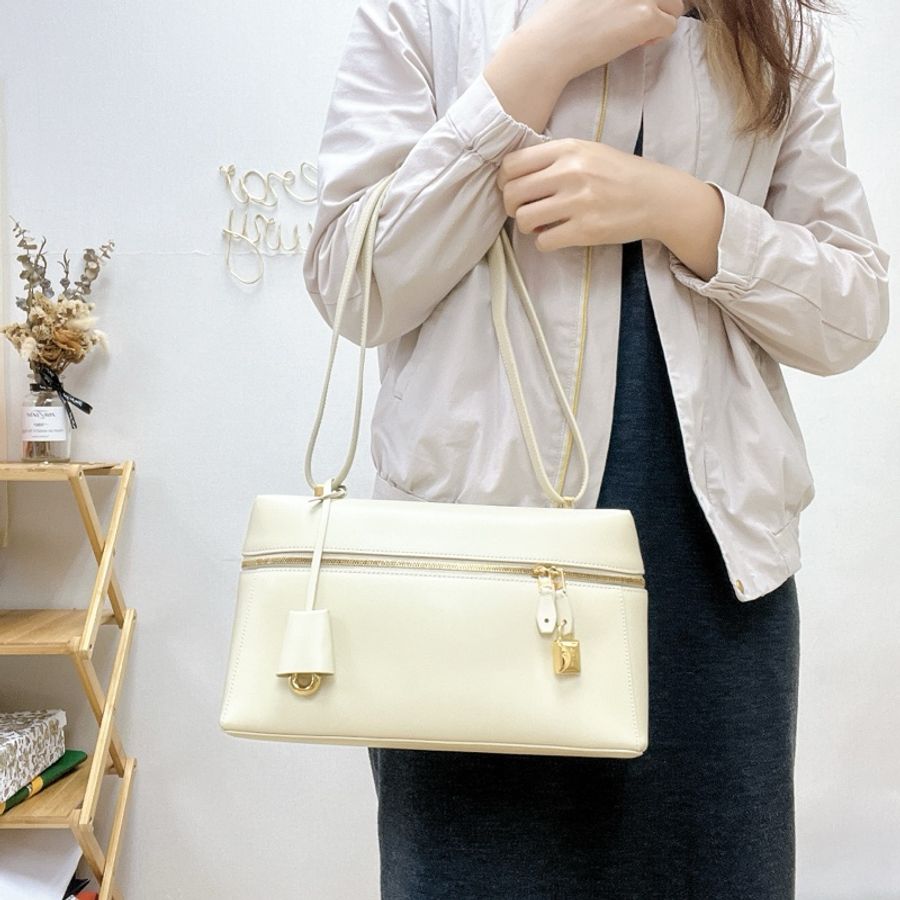 (已出❌) 近新✨Loro piana extra bag L27 奶白色金釦 化妝包 單肩腋下包-1