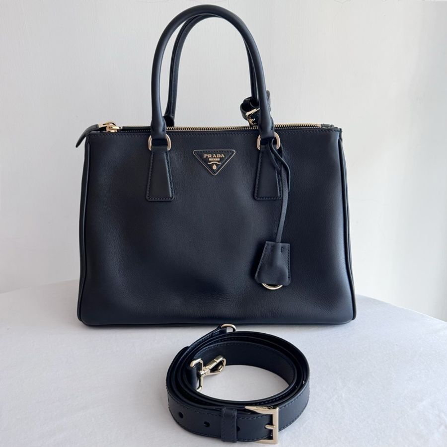 便宜賣 Prada 全皮革黑色公事包 Galleria Soft Grain大號手袋-0