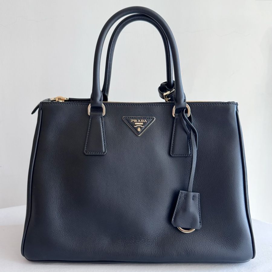 便宜賣 Prada 全皮革黑色公事包 Galleria Soft Grain大號手袋-1