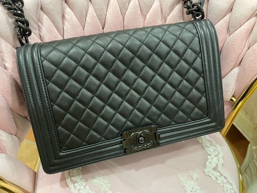 Chanel Boy 中大型荔枝紋菱格紋 Boy 肩背包 28 cm 黑/黑鍊-0