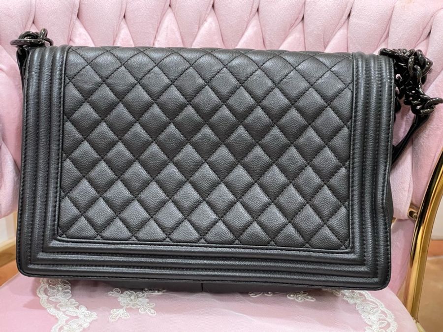 Chanel Boy 中大型荔枝紋菱格紋 Boy 肩背包 28 cm 黑/黑鍊-3
