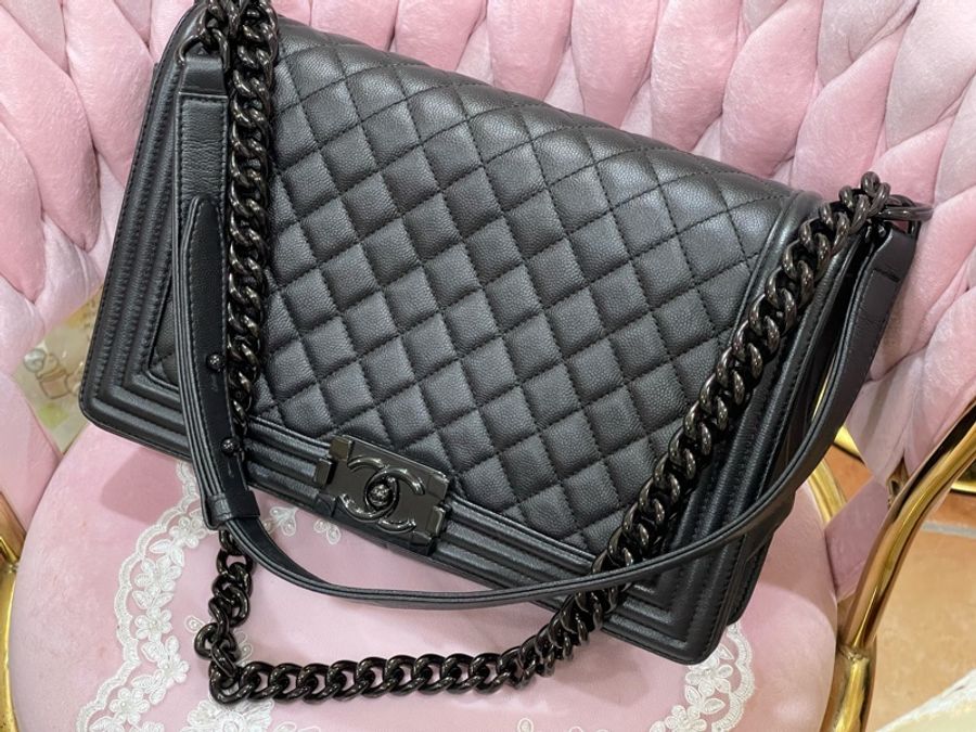 Chanel Boy 中大型荔枝紋菱格紋 Boy 肩背包 28 cm 黑/黑鍊-4