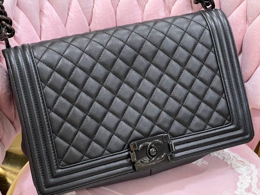 Chanel Boy 中大型荔枝紋菱格紋 Boy 肩背包 28 cm 黑/黑鍊-6