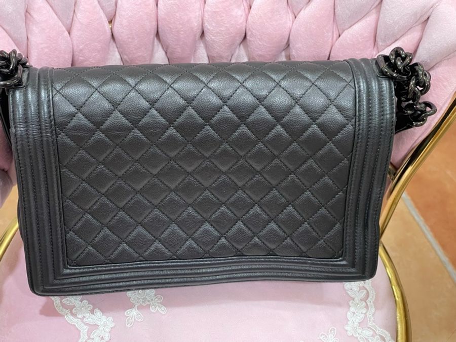 Chanel Boy 中大型荔枝紋菱格紋 Boy 肩背包 28 cm 黑/黑鍊-10