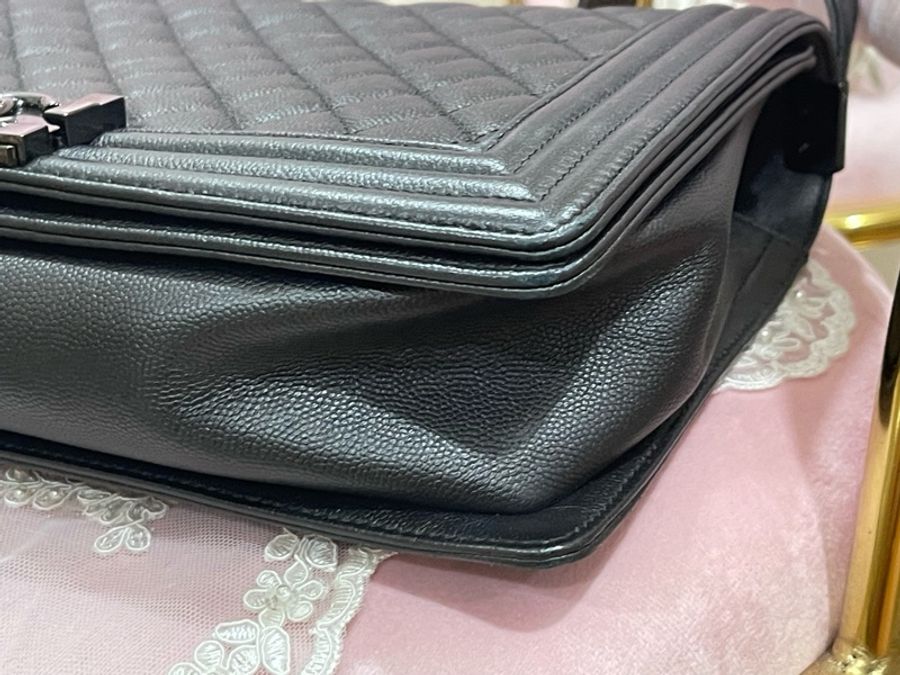 Chanel Boy 中大型荔枝紋菱格紋 Boy 肩背包 28 cm 黑/黑鍊-13
