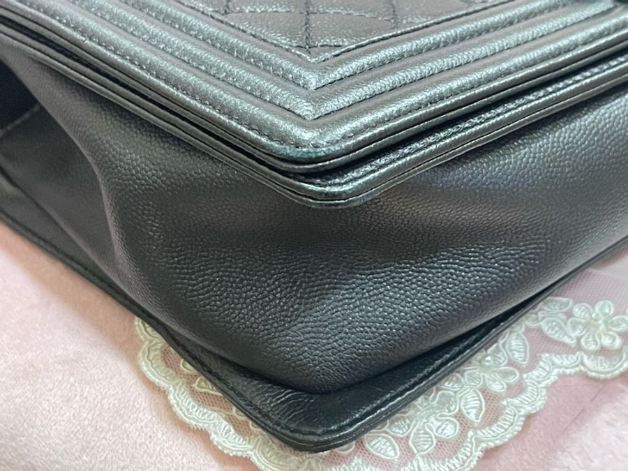 Chanel Boy 中大型荔枝紋菱格紋 Boy 肩背包 28 cm 黑/黑鍊-14