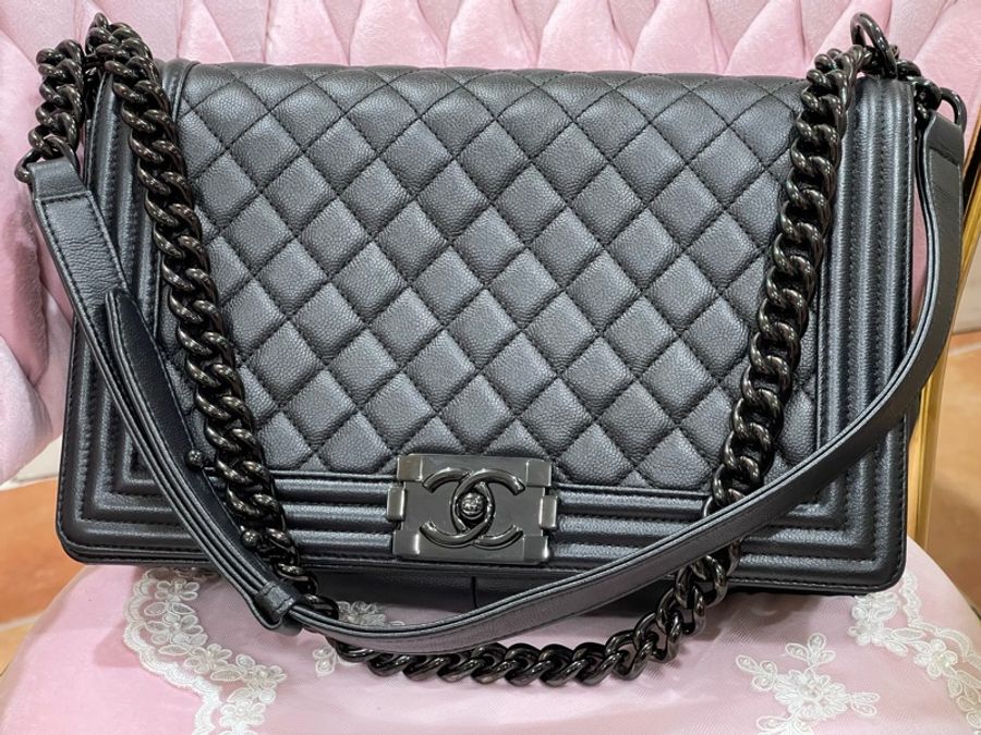 Chanel Boy 中大型荔枝紋菱格紋 Boy 肩背包 28 cm 黑/黑鍊-16
