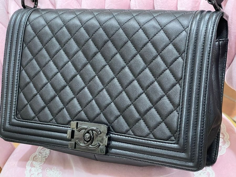 Chanel Boy 中大型荔枝紋菱格紋 Boy 肩背包 28 cm 黑/黑鍊-17