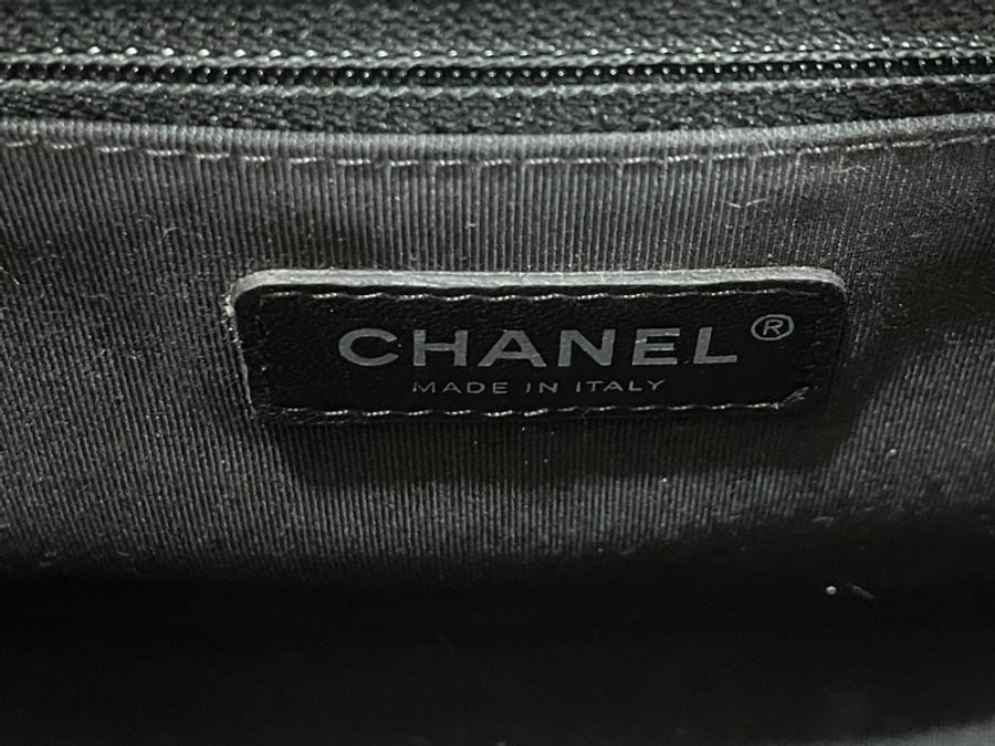 Chanel Boy 中大型荔枝紋菱格紋 Boy 肩背包 28 cm 黑/黑鍊-21