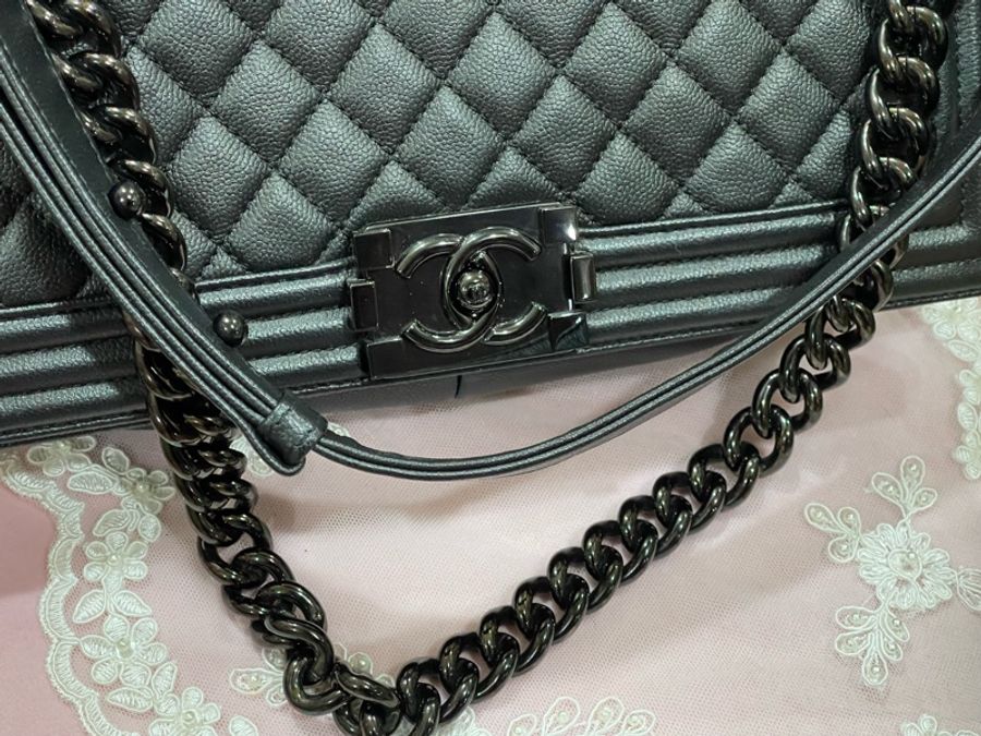 Chanel Boy 中大型荔枝紋菱格紋 Boy 肩背包 28 cm 黑/黑鍊-26