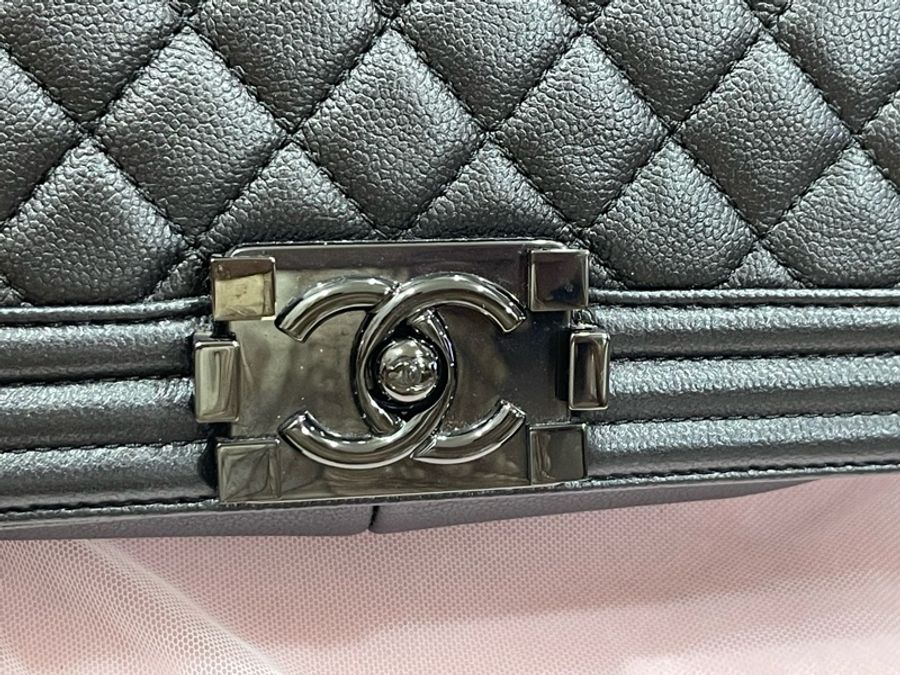 Chanel Boy 中大型荔枝紋菱格紋 Boy 肩背包 28 cm 黑/黑鍊-29