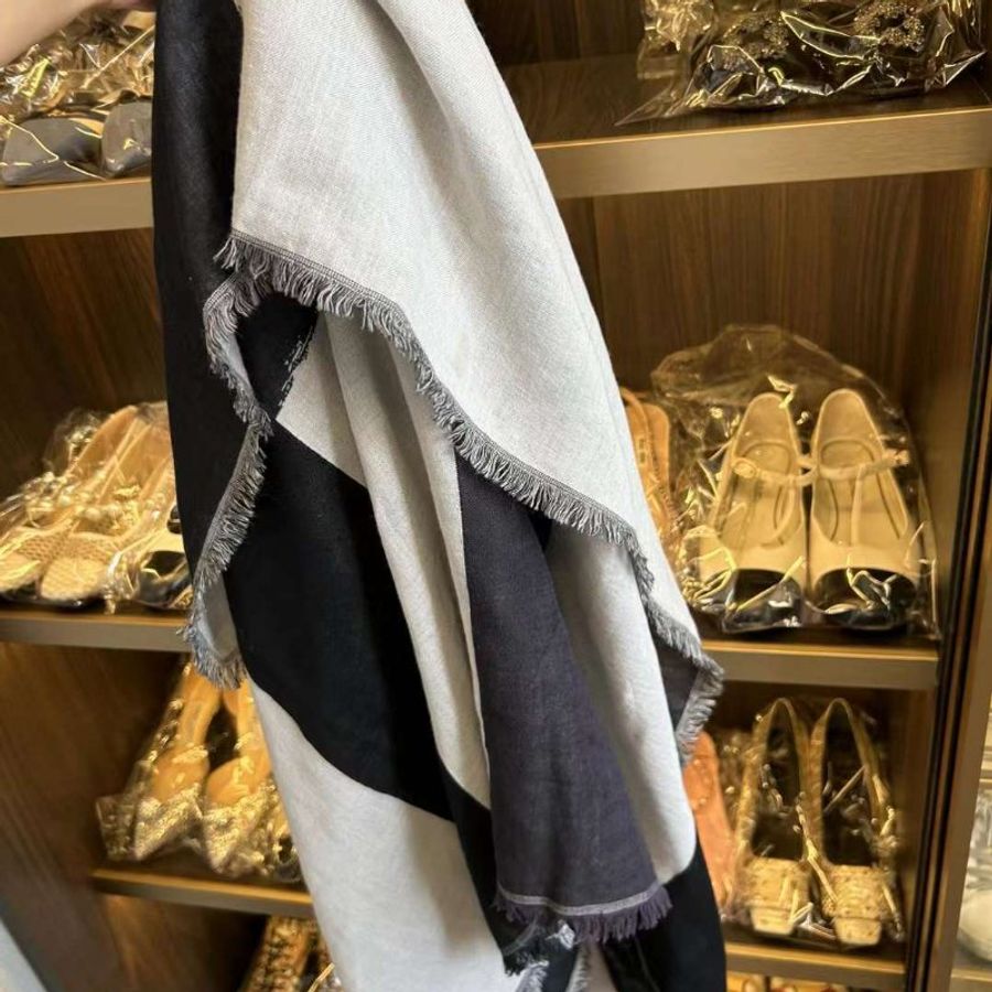 Balenciaga 圍巾披肩 尺寸约140x140 只戴一次-1