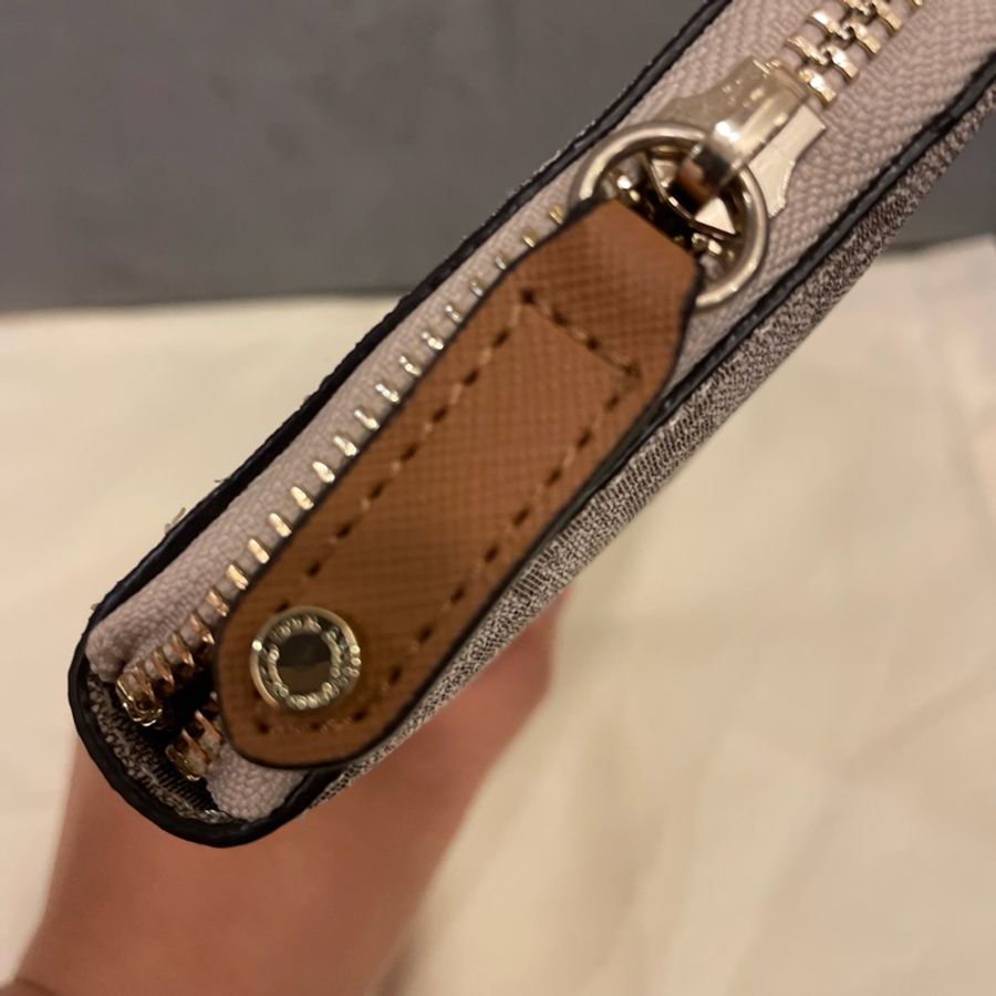 (近新閒置品)KARL LAGERFELD 卡爾 老花 防刮牛皮 拉鍊長夾/皮夾/錢夾-9