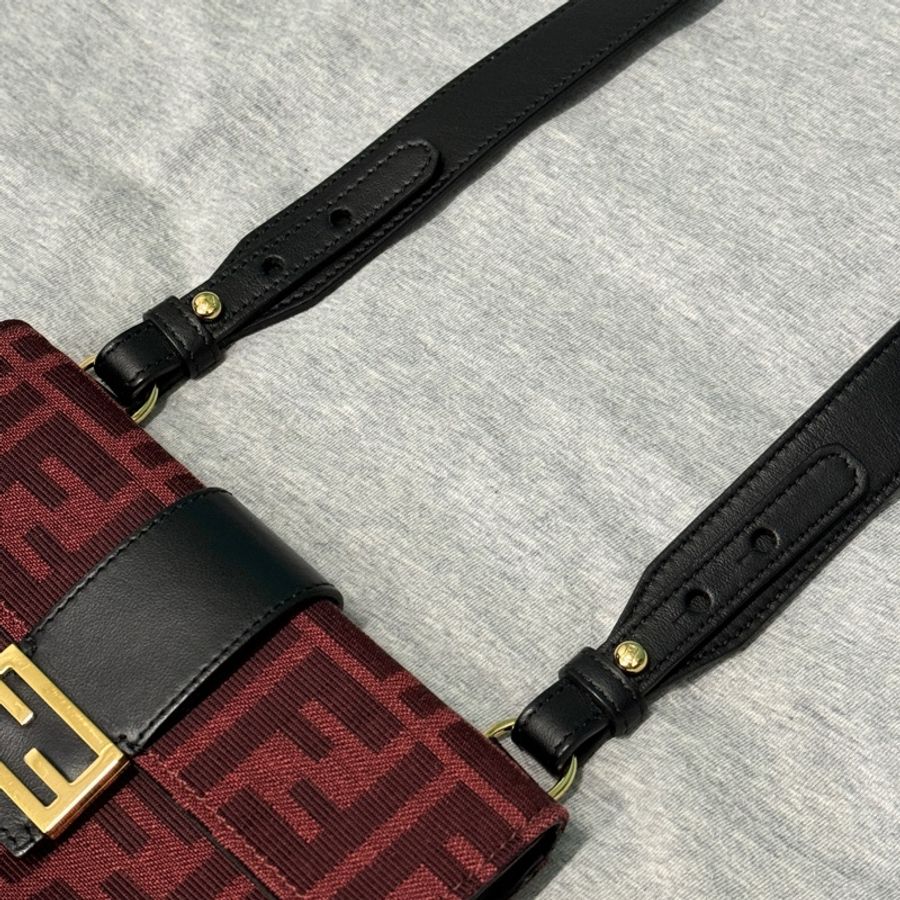 FENDI Baguette Pouch Crossbody Bag Men Red-16