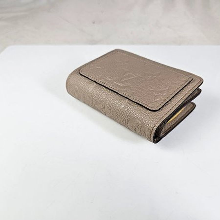 LV奶茶色牛皮壓紋 Cléa 釦式短夾 M80152-4