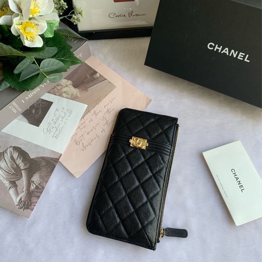 Chanel Boy Chanel 金釦菱格紋牛皮拉鍊手機包/萬用包/手拿包(黑色)-0