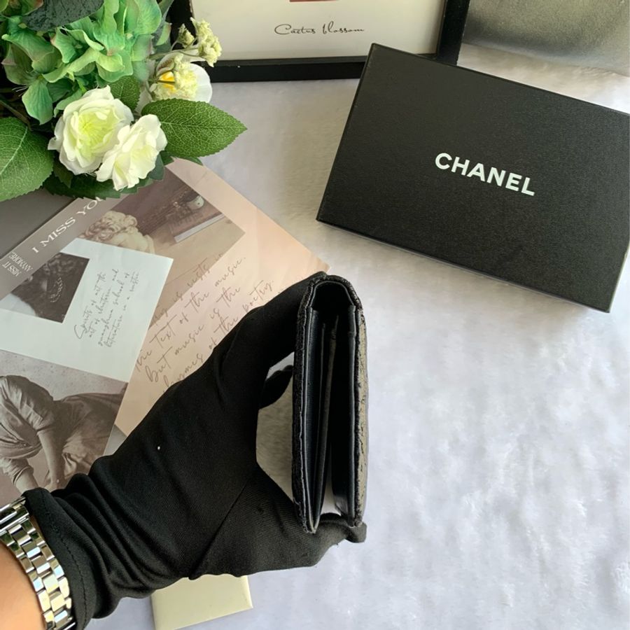 Chanel 銀色圓形CC Logo 皺褶皮革二折對開長夾(黑色)-3
