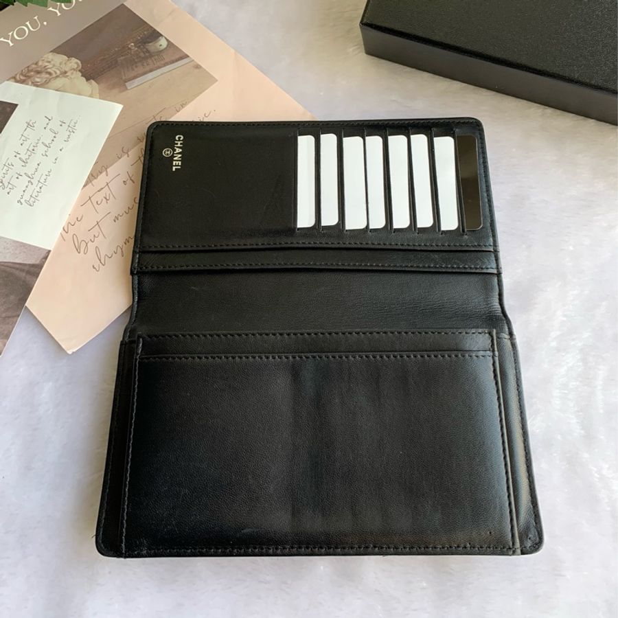 Chanel 銀色圓形CC Logo 皺褶皮革二折對開長夾(黑色)-8