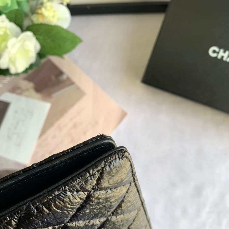 Chanel 銀色圓形CC Logo 皺褶皮革二折對開長夾(黑色)-10