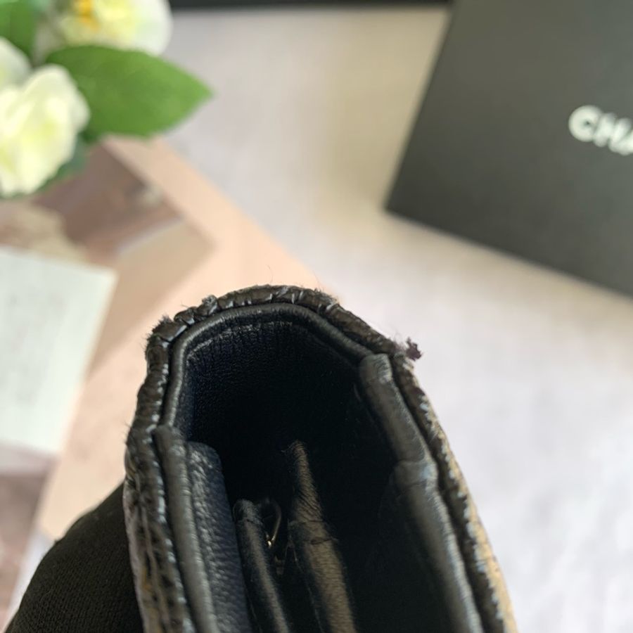 Chanel 銀色圓形CC Logo 皺褶皮革二折對開長夾(黑色)-12