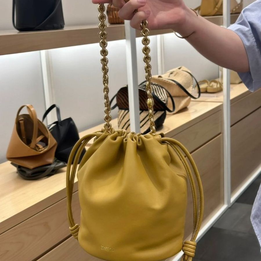 🎉新品好折扣✨Loewe 柔軟小羊皮中款 Flamenco 水桶包 撒哈拉沙漠色-2