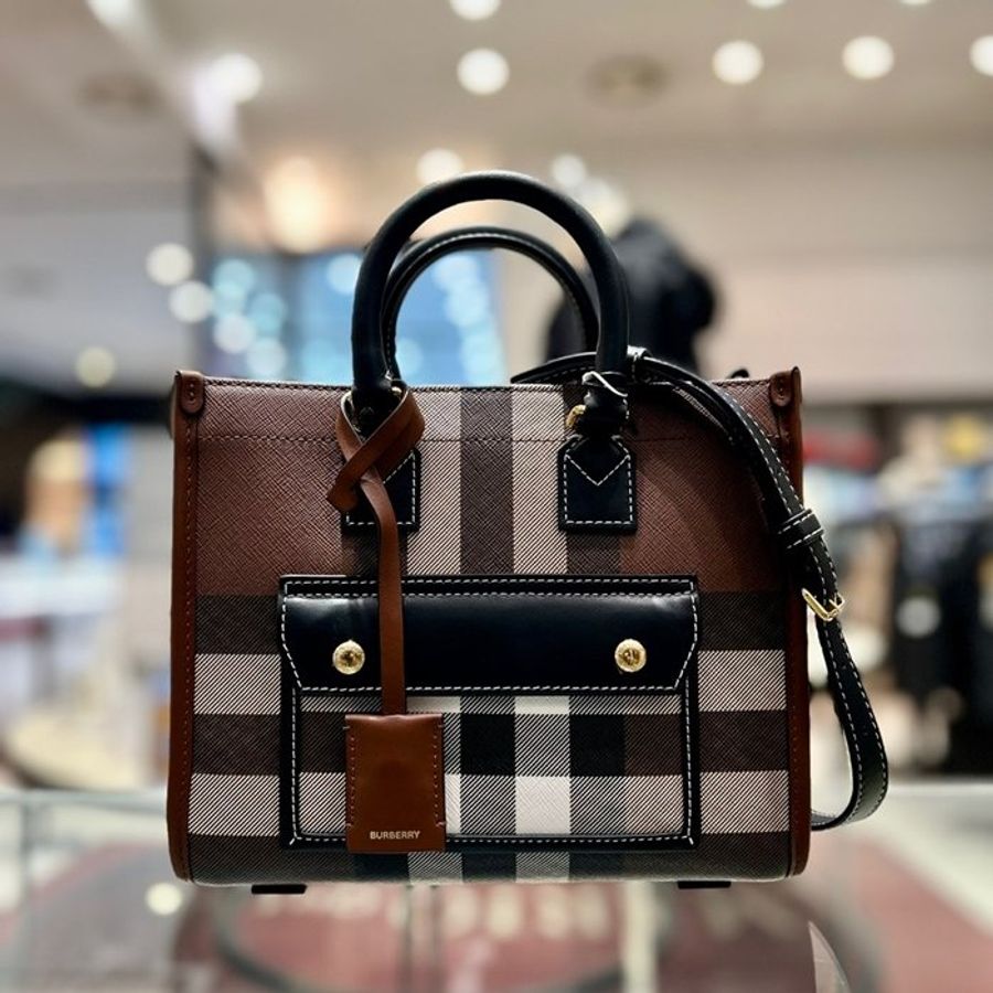 Burberry 80696611 迷你Freya 芙蕾雅托特包 暗樺木棕色《當季專櫃正售★全新商品 》-1