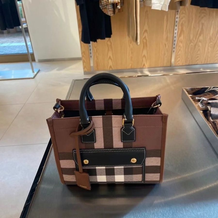 Burberry 80696611 迷你Freya 芙蕾雅托特包 暗樺木棕色《當季專櫃正售★全新商品 》-8